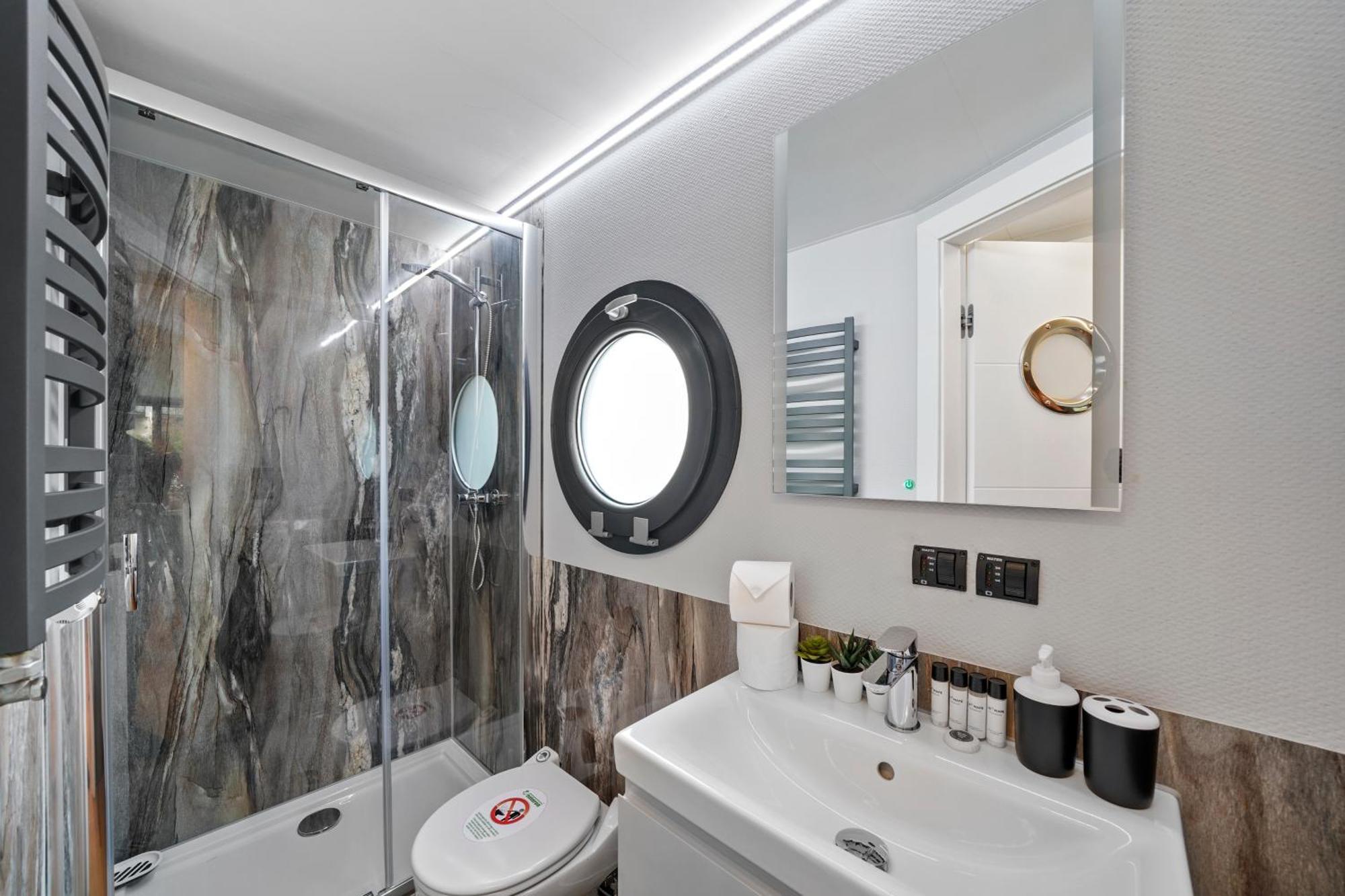 Unique Water Lodge In London - Sleeps 6 Екстер'єр фото